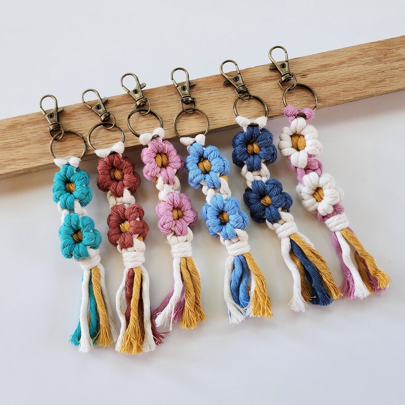 Macrame Daisy Flower Keychain Charm, Handmade Purse Key Accessory, Aesthetic Boho Gift for Women, Trendy Floral Bridal Shower Keyring Gift
